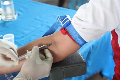 can a phlebotomist give shots