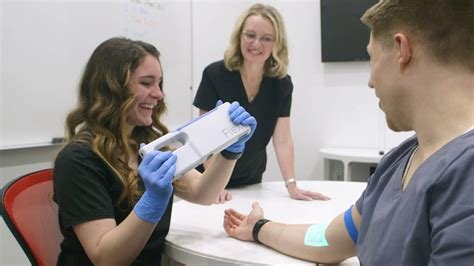can a phlebotomist start an iv in texas
