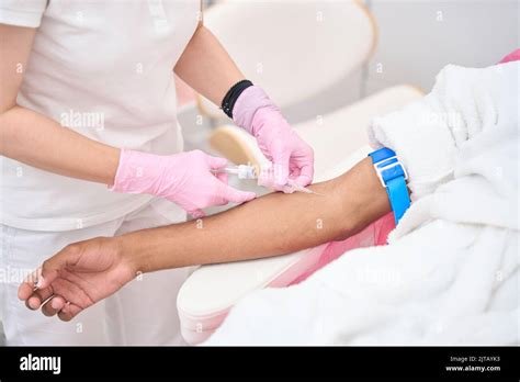 can a phlebotomist start an iv