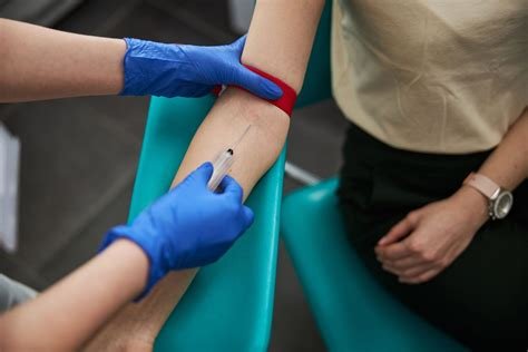 can phlebotomists start ivs